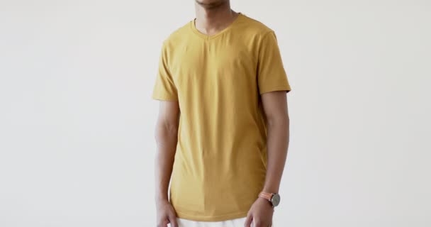 Bagian Tengah Dari African American Pria Mengenakan Kuning Shirt Dengan — Stok Video