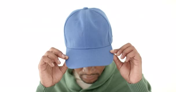 Beyaz Arka Planda Fotokopi Alanı Olan Mavi Şapkalı Afro Amerikalı — Stok video