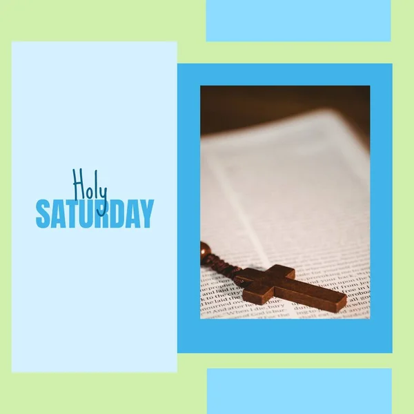 十字架と聖書の上の聖なる土曜日のテキストのイメージ 神聖な土曜日とお祝いのコンセプトデジタル生成画像 — ストック写真