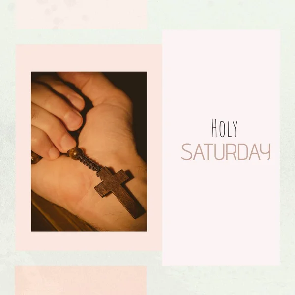 手にロザリオを保持する上で神聖な土曜日のテキストのイメージ 神聖な土曜日とお祝いのコンセプトデジタル生成画像 — ストック写真