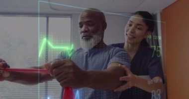 Çift ırklı kadın doktor ve erkek hastanın kalp verilerinin animasyonu. Küresel tıp, sağlık, dijital arayüz, bilgisayar ve veri işleme kavramı dijital olarak oluşturulmuş video.