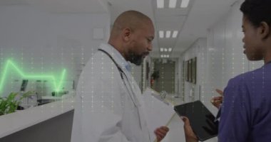 Çeşitli doktorlar üzerinde tıbbi veri işleme animasyonu. Küresel tıp, sağlık, dijital arayüz, bilgisayar ve veri işleme kavramı dijital olarak oluşturulmuş video.