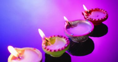 Mavi arka planda Diwali 'yi kutlamak için sırada mum yakmayı unutmayın. Diwali, gelenek ve kutlama konsepti.