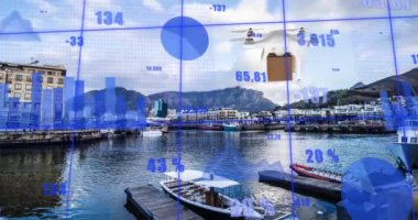 İnsansız hava aracı ve şehir manzarası üzerinde veri işleme animasyonu. Küresel iş, finans, dijital arayüz, hesaplama ve veri işleme kavramı dijital olarak oluşturulmuş video.