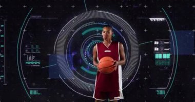 Çift ırklı bayan basketbolcu ve veri işleme animasyonu. Küresel bilim, iş, finans, hesaplama ve veri işleme kavramı dijital olarak oluşturulmuş video.