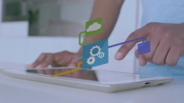 Bulut simgesi animasyonu ve akıllı telefon kullanan melez bir adam üzerindeki bağlantılar. Küresel iş, finans, bulut hesaplama ve veri işleme kavramı dijital olarak oluşturulmuş video.