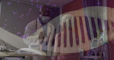 Animasyon DNA 'sı, Afrika kökenli Amerikalı erkek doktor ve kadın hasta üzerinde. Küresel tıp, sağlık, dijital arayüz, bilgisayar ve veri işleme kavramı dijital olarak oluşturulmuş video.
