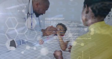 Afro-Amerikan erkek doktoru olan çocuk hasta hakkındaki tıbbi verilerin animasyonu. Küresel tıp, sağlık, dijital arayüz, bilgisayar ve veri işleme kavramı dijital olarak oluşturulmuş video.