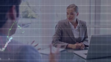 Beyaz iş adamı ve iş kadınının ofiste el sıkışması üzerine veri işleme animasyonu. Küresel finans ve iş teknolojisi kavramı