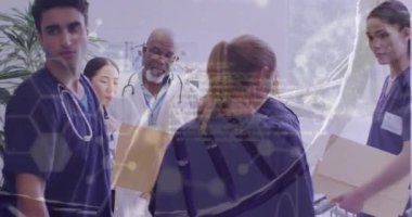 Çeşitli doktorlar üzerinde DNA iplikçikleri ve veri işleme animasyonları. Küresel tıp, sağlık, dijital arayüz, bilgisayar ve veri işleme kavramı dijital olarak oluşturulmuş video.