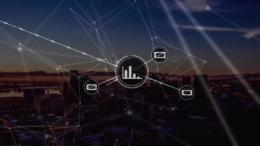 Şehir manzarası üzerindeki simgelerle bağlantı ağının animasyonu. Dijital olarak oluşturulmuş küresel bağlantılar, bilgisayar ve dijital arayüz kavramı.
