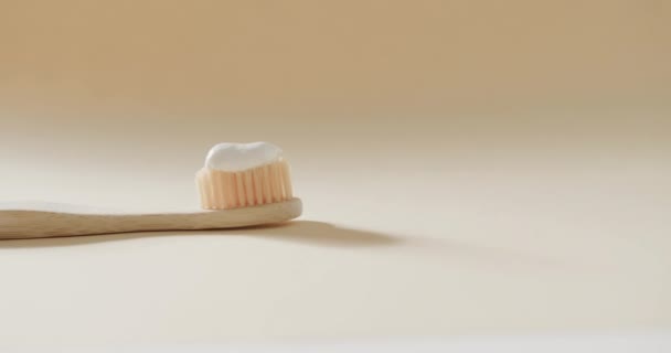 Zavřít Zubní Kartáček Zubní Pastou Béžovém Pozadí Plastové Bezplatná Krása — Stock video