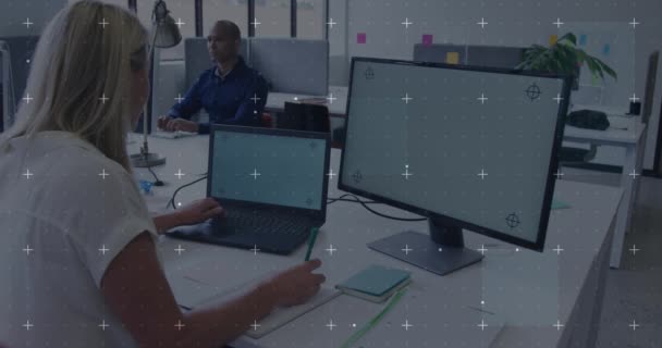 데이터 처리를 사무실에 카시아 사업가에게 애니메이션으로 글로벌 비즈니스 컴퓨팅 데이터 — 비디오