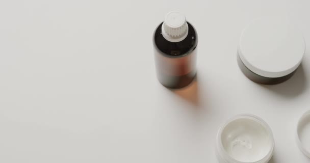 Primer Plano Las Tinas Crema Botella Vidrio Con Espacio Copia — Vídeos de Stock