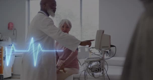 Animation Des Herzschlagmonitors Über Einem Afrikanisch Amerikanischen Arzt Mit Patient — Stockvideo