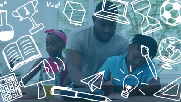 在非洲裔美国人的父亲帮助他的儿子和女儿做作业方面 学校的偶像动画 学校和教育技术概念 — 图库视频影像