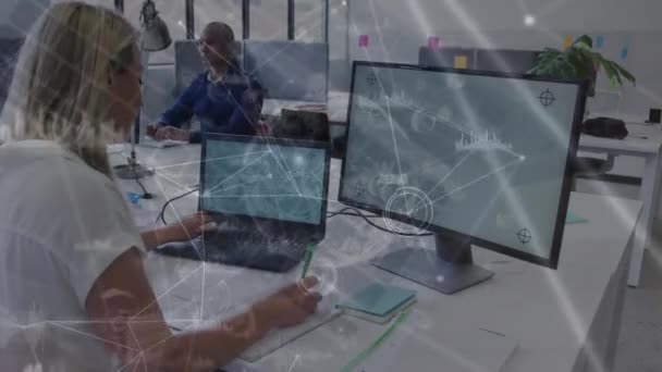 Animação Processamento Dados Financeiros Sobre Empresária Caucasiana Usando Laptop Escritório — Vídeo de Stock