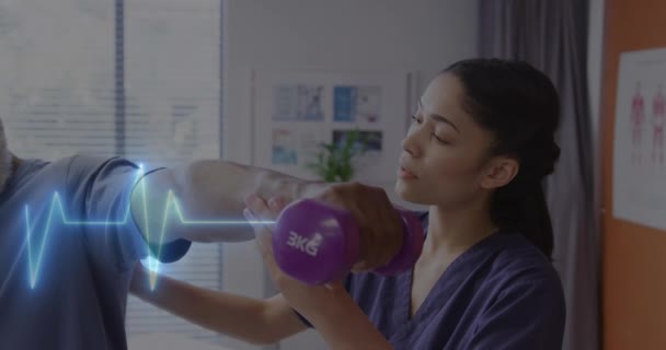 患者との出産の女性医師の上にハートビートモニターのアニメーション グローバル医療 デジタルインターフェース コンピューティング データ処理の概念デジタル生成されたビデオ — ストック動画