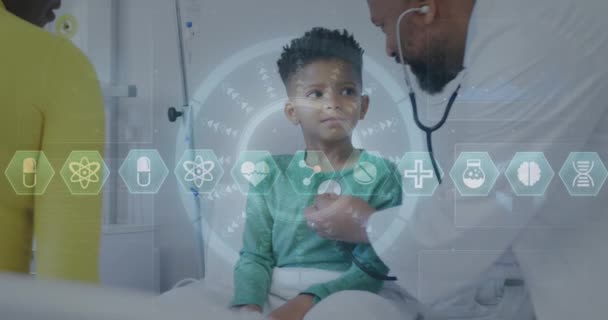 少年患者とアフリカ系アメリカ人男性医師のアイコンやデータのアニメーション グローバル医療 デジタルインターフェース コンピューティング データ処理の概念デジタル生成されたビデオ — ストック動画