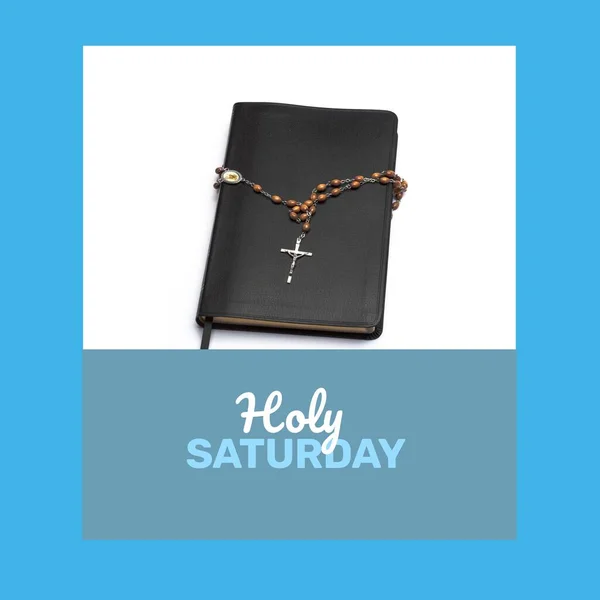 ロザリオと聖書の上に神聖な土曜日のテキストのイメージ 神聖な土曜日とお祝いのコンセプトデジタル生成画像 — ストック写真