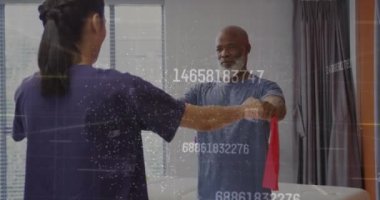 Animasyon DNA ipliği ve erkek hasta ile melez kadın doktor üzerinde numaralar. Küresel tıp, sağlık, dijital arayüz, bilgisayar ve veri işleme kavramı dijital olarak oluşturulmuş video.