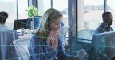 Ofiste çalışan çeşitli iş adamları üzerinde simge ve veri işleme animasyonları. Dijital arayüz, bulut hesaplama ve veri işleme kavramı dijital olarak oluşturuldu.