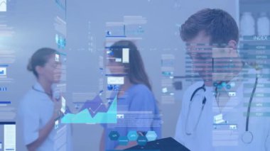 Çeşitli doktorlar üzerinde veri işleme animasyonu. Küresel tıp, işletme, finans, hesaplama ve veri işleme kavramı dijital olarak oluşturulmuş video.