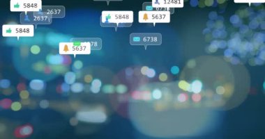 Şehir ışıkları üzerinde sosyal medya simgeleri ve veri işleme animasyonları. Küresel iş, finans, hesaplama ve veri işleme kavramı dijital olarak oluşturulmuş video.