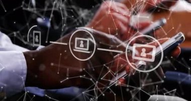 Simgelerle bağlantıların animasyonu, akıllı telefonlar kullanan iş adamlarının veri işlemesi. Küresel iş, dijital arayüz, hesaplama ve veri işleme kavramı dijital olarak oluşturulmuş video.