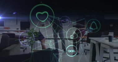 Ofiste çalışan çeşitli iş adamları üzerinde bağlantı ve veri işleme animasyonları. Küresel iş, finans, hesaplama ve veri işleme kavramı dijital olarak oluşturulmuş video.