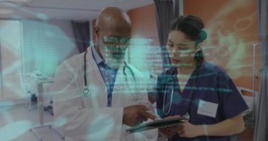 Çeşitli doktorlar üzerinde bilimsel veri işleme animasyonu. Küresel tıp, bilgisayar ve veri işleme kavramı dijital olarak oluşturulmuş video.