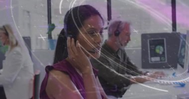 Ofiste çalışan çeşitli iş adamları üzerinde kapsam ve veri işleme animasyonu. Küresel iş, finans, hesaplama ve veri işleme kavramı dijital olarak oluşturulmuş video.