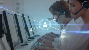 Ofisteki farklı çağrı merkezi ajanlarının konuşmaları üzerine bağlı profil simgelerinin animasyonu. Dijital bileşik, müşteri hizmetleri, bilgisayar, ekip, yardımcı, telekomünikasyon ve teknoloji.