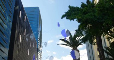 Şehir manzarası üzerinde veri işleme animasyonu. Küresel iş, finans, dijital arayüz, hesaplama ve veri işleme kavramı dijital olarak oluşturulmuş video.