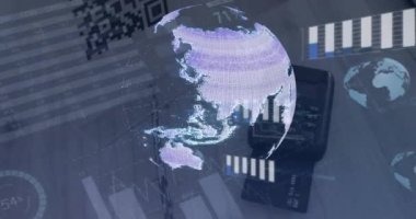 Ödeme terminali ve elektrik direkleri üzerinden finansal veri işleme ve dünyanın animasyonu. Küresel finansman, iş ve dijital arayüz kavramı dijital olarak oluşturulmuş video.