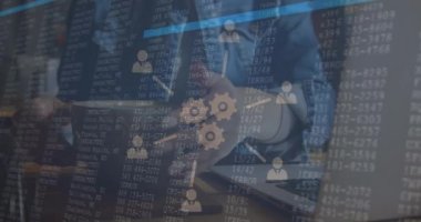 Kahve içen melez bir kadın üzerindeki bağlantı ağıyla veri işleme animasyonu. Küresel iş, finans, hesaplama ve veri işleme kavramı dijital olarak oluşturulmuş video.