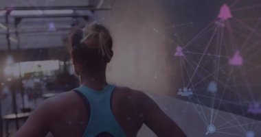 Afro-Amerikan kadın üzerindeki ışık yollarının ve bağlantıların animasyonu. Spor, bağlantılar ve dijital arayüz konsepti dijital olarak oluşturulmuş video.