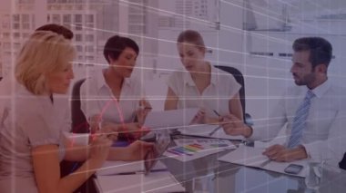 Ofisteki bir belge üzerinde tartışılan çeşitli iş adamlarının veri işleme animasyonu. İş veri teknolojisi kavramı