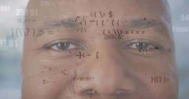 Afro-Amerikan erkek doktorun hastanedeki tıbbi veri işleme animasyonu. Küresel tıp, sağlık, dijital arayüz, bilgisayar ve veri işleme kavramı dijital olarak oluşturulmuş video.