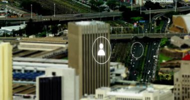 Şehirdeki bağlantıların ve veri işlemenin animasyonu. Dijital arayüz, bulut hesaplama ve veri işleme kavramı dijital olarak oluşturuldu.