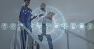 Çeşitli doktorlar üzerinde tıbbi veri işleme animasyonu. Küresel tıp, sağlık, dijital arayüz, bilgisayar ve veri işleme kavramı dijital olarak oluşturulmuş video.