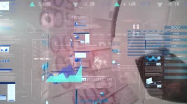 Futbol üzerinden ikonların ve veri işlemlerinin animasyonu. Küresel spor, yarışmalar, hesaplama ve veri işleme kavramı dijital olarak oluşturulmuş video.