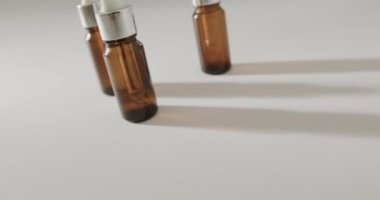 Beyaz arka planda fotokopi alanı olan pompalı üç cam şişeyi kapat. Plastiksiz güzellik ve ekolojik ambalaj kavramı.