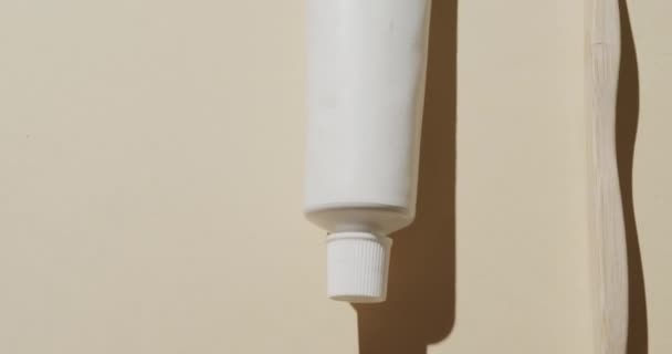 Zbliżenie Szczoteczki Zębów Pasty Zębów Beżowym Tle Miejsca Kopiowania Plastikowe — Wideo stockowe