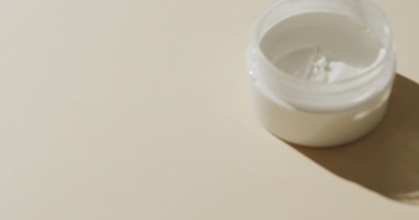 Primer Plano Bañera Crema Con Espacio Copia Sobre Fondo Blanco — Vídeos de Stock