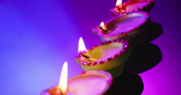 Großaufnahme Brennender Kerzen Reihe Die Diwali Auf Blauem Hintergrund Feiern — Stockvideo