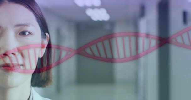 Animatie Van Dna Streng Boven Aziatische Vrouwelijke Arts Mondiale Geneeskunde — Stockvideo