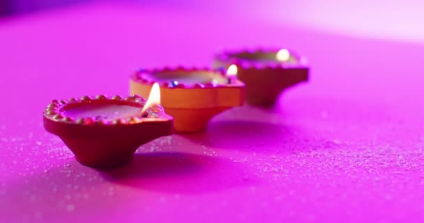 靠近燃烧着五彩缤纷的蜡烛 在紫色的背景上庆祝Diwali Diwali 传统和庆祝概念 — 图库视频影像