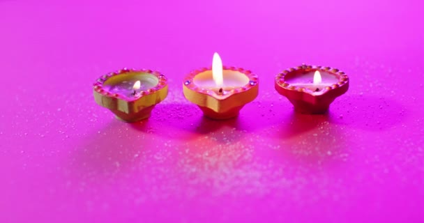 靠近燃烧着五彩缤纷的蜡烛 在紫色的背景上庆祝Diwali Diwali 传统和庆祝概念 — 图库视频影像