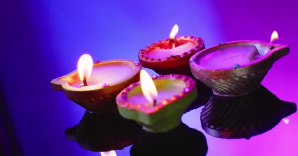 Primer Plano Velas Encendidas Celebrando Diwali Sobre Fondo Azul Diwali — Vídeo de stock